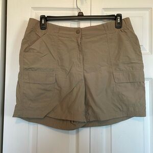 Women’s LL Bean 16 tan cargo shorts 6 pockets-2 hook/loop 2 zip partial elastic